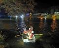 Bild: mde
Mit Booten ruderten die Feuerwehrleute mitten in der Nacht auf den Rußweiher hinaus und leuchten ihn aus, um eine Frau zu retten.