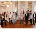 Bild: Regierung der Oberpfalz/Kammermeier/exb
Für die Rettung zweier verunglückter Piloten wurden Andreas Artmann, Sabrina Kraus, Horst Kraus, Elisabeth Schlipfenbacher, Georg Rampf, Ramona Wier und Benjamin Wier aus Maxhütte-Haidhof geehrt.