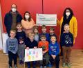 Bild: Michael Reindl, Kliniken Nordoberpfalz/exb
Kindergartenleiterin Stefanie Freiwald und die Vorschulkinder des Kindergartens St. Maria in Schnaittenbach übergeben gemeinsam mit Sebastian Högler vom Elternbeirat eine Spende über 250 Euro an Marina Frister und den Bunten Kreis Nordoberpfalz.