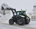 Bild: Uwe Lein/dpa
Mit einem Radlader räumt ein Anwohner in dichtem Schneefall eine Straße im Landkreis Miesbach.