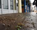 Bild: Gabi Schönberger
Ein mittlerweile gewohnter Anblick: Dreck auf dem Gehweg vor dem Josefshaus. Hier will die SPD einen Zaun aufstellen lassen.