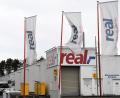 Bild: Gabi Schönberger
Es sind stürmische Zeiten beim Discounter Real. Mit der Übernahme durch eine Essener Unternehmerfamilie ist aber klar: Der Markt in Weiden bleibt, Entlassungen sind wohl vom Tisch.