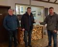 Bild: Monika Worofsky/exb
Die Christbaumversteigerung macht's möglich: Für die Kleingartenanlage an der Vils überreichen Willi Bauer (links) und Michael Sofic (rechts) 350 Euro an Marco Kind für die Selbsthilfegruppe krebskranker Kinder.