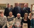 Bild: Alois Wilhelm/exb
Michael Pösl freute sich über die Glückwünsche von Sohn Michael und den Töchtern Monika (links) und Anne sowie über den Besuch der Feuerwehr Kühried mit Alois Wilhelm (von links), Manuel Ach und Manfred Wagner.