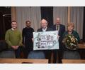 Bild: fz
Ruhestandspfarrer Egid Mühlbauer hat seinen 90. Geburtstag gefeiert. Der Bürgermeister von Rettenbach, Alois Hamperl (hinten rechts), überreichte bereits ein Geschenk. Vorab gratulierten auch Pfarrer Jaison Thomas (hinten links) und Bürgermeister Dietmar Schaller (links).