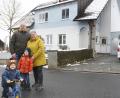 Bild: Gabi Schönberger
Eva-Maria Fritsch vor ihrem Elternhaus. Gemeinsam mit Ehemann Dominik möchte sie den Bau erweitern und sanieren, so dass für Oskar (links), Theo und ihr neues Geschwisterchen mehr Platz vorhanden ist. Nach der KfW-Entscheidung müssen nicht nur Fritschs neu rechnen.