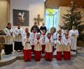 Bild: wec
Die beiden für ihren langjährigen Dienst geehrten Ministranten, Philipp Lasser und Lisa-Marie Holzschuh (hinten in schwarz), mit den neuen Messdienern, die Gemeindereferentin Kathrin Blödt (ganz rechts) auf ihren Dienst am Altar vorbereitet hat. Den Gottesdienst zelebriert Pater John Massawe (hinten, Zweiter von rechts).