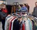 Bild: Stephan Huber
Nur auf den ersten Blick eine ganz normale Modeboutique: Gerda Krusche (rechts), die Chefin der "Kommode" in Sulzbach-Rosenberg, und Ehrenamtliche wie Sarah Harsch (Mitte) verkaufen Secondhand-Mode. Und Hilfseinrichtungen wie die Projekthilfe Dr. Luppa profitieren davon. Helga Fruck (links) betreut dort ein Kinder-Patenschaftsprojekt.