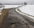 Bild: bey
Die Notwendigkeit des Ausbaus wird beim Blick auf diesen Teil der Paßenriether Straße deutlich. Mit der Maßnahmen sollen auch Einzelanwesen erschlossen werden.