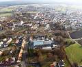 Bild: Staatliches Bauamt Amberg-Sulzbach/exb
Die Visualisierung des Bauamts Amberg-Sulzbach – hier der Blick vom Schützenstraßen-Gebiet aus – zeigt den Verlauf der Bundesstraße 299 neu. Rechts die geplante zu errichtende Verbindungsstraße zur Baumeister-Emil-Engel-Straße über den Grund, auf dem aktuelle die Bodensanierung läuft.