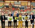 Bild: mma
In der guten Stube der Marktgemeinde sind zufriedene Gesichter bei der Übergabe der Hahnbacher Kindertagestätte an das BRK.
zu sehen (von links): Pfarrer Christian Schulz, stellvertretende Kindertagesstättenleiterin Bettina Grabinger, Kirchenpfleger Georg Münch, Kindergartenleiterin Karin Schlegl, Bürgermeister Bernhard Lindner, die langjährige Kindertagesstättenleiterin Marianne Winkler, Pfarrsekretärin Hannelore Schuster und der ehemaliger Kirchenpfleger Konrad Huber.