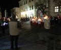 Bild: bph
Zum Beginn der Feier am Unteren Markt segnete Pfarrer Lorenz die Kerzen während die Gläubigen, begleitet von der Jugendblaskapelle das Lied "Lobet den Herren" sangen. Unter den festlichen Marschklängen der Musiker zogen die Teilnehmer anschließend in einer Lichterprozession zum „Johannesdom".