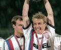 Bild: Stephan Jansen/dpa
FC Bayern-Stürmer Jürgen Klinsmann jubelt im Stadion "Parc Lescure" in Bordeaux mit dem UEFA-Pokal, dahinter Christian Nerlinger (Archivfoto).