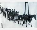 Archivbild: Josef Wiche/exb
An einem Faschingsdienstag: Den Pferdeschlitten steuerte „der Wirts-Richard“. Auf dem Schlitten saßen Pfarrer German Vollath als Initiator des Faschingsumzugs und die Lehrer Zankl und Schreiber.