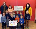 Bild: Michael Reindl, Kliniken Nordoberpfalz/exb
Kindergartenleiterin Stefanie Freiwald und die Vorschulkinder des Kindergartens St. Maria konnten gemeinsam mit Sebastian Högler vom Elternbeirat eine Spende über 250 Euro an Marina Frister und den Bunten Kreis Nordoberpfalz übergeben