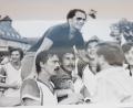 Bild: Büttner
Schlusspfiff, Landesligaaufstieg im Jahr 1979: Die Spieler des SV Weiden lassen Heinz Ernstberger hochleben.