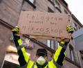 Archivbild: picture alliance/dpa/Stringer
Mitte Januar in Fürth: Ein Gegendemonstrant hält den Teilnehmern einer Demo gegen die Corona-Maßnahmen dieses Schild entgegen.