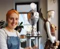 Bild: Thomas Dobler 
Konditor-Meisterin Carolin Brunner ist jetzt ein beglaubigter "Master of Sweets", wie man der Aufschrift des großen Siegespokals entnehmen kann. Dieser Pokal und das Kleid aus Schokolade (im Hintergrund) sind im Schaufenster von Brunners Café auf dem Marktplatz in Schwandorf zu bestaunen.