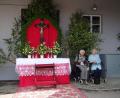 Bild: tja
Eleonore Mundorff (links) mit ihrer Schwester Elisabeth Hauser an Fronleichnam 2009 am Altar beim Gemeindezentrum in Altendorf.