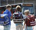 Bild: Franziska Kraufmann
Kinder gehen auf einen Schulbus zu. Wer in Amberg als Schüler mit dem Bus fahren will, braucht einen Busausweis und eine Wertmarke, die jeden Monat gewechselt werden muss. Ein Junge hatte aber die Marke des Vormonats und musste deshalb den Bus verlassen.
