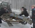 Bild: dob
Innerhalb weniger Tage kann der Skilift im Ski- und Snowboardzentrum wieder in Betrieb genommen werden. Die Firma Anlagenbau Lukas aus Albersrieth reparierte das Lager des Umlenkrades an der Bergstation prompt. Zusammen mit Andreas Gmeiner (links), Helfer Albert Wüst (rechts) und Marco Fischer (Mitte) von der Firma Lukas wurde der Skilift wieder in Schwung gebracht.