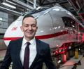 Bild: Fabian Sommer/dpa
Bundesverkehrsminister Volker Wissing (FDP) lobte am Dienstag bei der Vorstellung des neuen Zugtyps "ICE 3 Neo" explizit die Hightech-Scheiben für besseren Handy-Empfang. Hergestellt werden sie in Wernberg-Köblitz, wo die Flachglas GmbH dieses ganz spezielle Isolierglas entwickelt hat.
