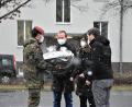 Bild: Mario Hönig, Bundeswehr Weiden/exb
Hauptfeldwebel T. Wittig nimmt stellvertretend das Präsent entgegen