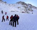 Bild: Zoom.Tirol/APA/dpa
Rettungskräfte in Sölden sind am Lawinenkegel im Einsatz.