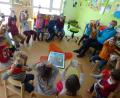 Bild: ld
Im Stuhlkreis wurde gefeiert. Zur Erinnerung gab es für jedes Kind ein Foto vom Namenspatron des Kinderhauses.