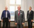 Bild: Wiesel/OTH Amberg-Weiden
Jürgen Kilger (Mitte), neuer Hochschulratsvorsitzender, mit Prof. Dr. Horst Rönnebeck (links), Vorsitzender des Senats, und Prof. Dr. Clemens Bulitta (rechts), Präsident der OTH Amberg-Weiden.