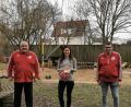 Bild: Kita St. Anna Sulzbach-Rosenberg/exb
Der FC Bayern-Fanclub Sulzbach-Rosenberg spendet für die Kindertagesstätte St. Anna: (von links) Manfred Zahn, die Leiterin Ivonne Wamser und Gerhard Pickel.