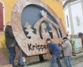 Bild: ads
Mit vereinten Kräften haben die Mitglieder der Krippenfreunde Schnaittenbach ihre große Freikrippe, die zwischen Rathaus und Kirche aufgestellt war, wieder abgebaut und ins Sommerquartier gebracht.