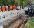Archivbild: Amann
Vergangenes Jahr wurden schon Teile der Wasserleitungen im Netz der Brudersdorfer Gruppe erneuert, wie hier bei Passelsdorf. Die Fördergelder der Maßnahme lassen jedoch noch auf sich warten.