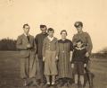 Bild: Archiv Werner Robl
Auf dem Familienbild, das während des Zweiten Weltkriegs entstand, sind (von rechts): Hans Zeitler (im Krieg vermisst), davor seinen Bruder Adelbert, Anna Zeitler, Robert Zeitler, Vater Georg und Sohn Georg Zeitler.