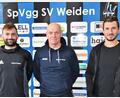 Bild: Nachtigall/exb
Marco Lorenz (links) und Michael Riester (rechts) bleiben weiterhin für die zweite Mannschaft der SpVgg SV Weiden in der Bezirksliga verantwortlich. Unterstützt werden sie von Betreuer Martin Lang.