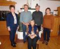 Bild: amö
Bürgermeisterin Sonja Meier (hinten, von links) und die Kinder der Jubilarin Werner, Emil und Christa gratulierten Veronika Zinkl (sitzend) zum 90. Geburstag.