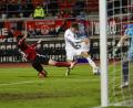 Bild: Daniel Löb/dpa
Eine typische Spielszene vom Freitagabend: Club-Verteidiger Christopher Schindler (links) kommt zu spät und kann den Ingolstädter Dennis Eckert Ayensa nicht auf dem Weg zum 0:3 aufhalten.
