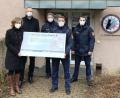 Bild: Polizeimeister Bernd Steger/exb
800 Euro haben Polizeischüler für die "Frederik und Luca-Stiftung" gesammelt (von links): Celine und Björn Wilke, Seminarleiter Daniel Czogalla, Seminarsprecher Julian Gallasch und Ausbilder Patrick Gradl.