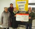 Bild: exb
Freude herrscht beim "Bananenflanken"-Vorstand über die Spende der Neustädter Theatergruppe "Schabernak".