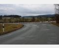 Bild: wro
Von Fuchsmühl kommend (rechts), führt die Kanalleitung derzeit in die Ottobadstraße in Wiesau (im Bild vorne). Der neue Entlastungskanal soll in gerader Richtung nach Wiesau (links) bzw. zum Klärwerk bei Schönhaid fortgeführt werden.