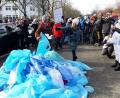 Bild: Kunz
Demonstranten werfen Kittel vor der Agentur für Arbeit in Weiden auf die Straße.