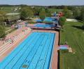 Bild: Stadt Tirschenreuth/exb
Fast 50 Jahre schon sorgt das Freibad an der Mähringer Straße für Badespaß. Eine Sanierung wird immer dringlicher. Dabei wird die Stadt diesen Weg allein gehen. Eine Untersuchung soll nun den genaueren Umfang, etwa die Beckengröße oder die Ausstattung, klären. Aktuell wird mit Kosten von 10 Millionen Euro gerechnet. Das Bild entstand im Sommer 2019.