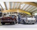 Bild: dtr
Mario Steinhauser mit zwei seiner VW Typ 3. Der Poppenreuther handelt nicht nur mit Originalteilen, sondern restauriert auch Fahrzeuge.