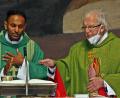 Bild: zer
Pfarrer Jaison Thomas (links) gratulierte Egid Mühlbauer in der Auferstehungskirche in Pirk.
