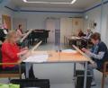 Bild: ubb
Im Probenraum der Kreismusikschule ganz oben im Amtsgebäude III gehen die Senioren unter der Leitung von Klaudia Kormann (hinten links) ans Werk.