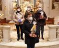 Bild: ads
Bei einem Gottesdienst in der Pfarrkirche St. Vitus werden die Mitglieder Gerda Zirngibl, Johanna Weich-Häusler und Elisabeth Nagler (hinten, von links) für 25 Jahre Mitgliedschaft sowie Lydia Enderer (vorn) für 40 Jahre Treue geehrt.