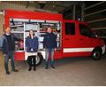 Bild: tra
Bürgermeister Hans Ram, stellvertretende Kommandantin Tanja Schmid und Kommandant Michael Rothut (von links) sind beeindruckt von der Ausstattung des neuen Fahrzeugs der Feuerwehr Thanheim.