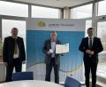Bild: Matthias Meier/Landratsamt Schwandorf/exb
Der Schönseer Bürgermeister Reinhard Kreuzer (links) und Landrat Thomas Ebeling gratulierten Johann Pfistermeister (Mitte) zur Auszeichnung.