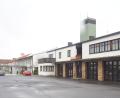 Bild: ws
Bei den Planungen für die Ganzstagsschule an der Grundschule hat die Stadt das ehemalige Feuerwehrareal im Auge. Die alten Gebäude sollen abgerissen werden, dann könnte ein weiterer Bau für die Schule entstehen. Konkrete Termine gibt es noch nicht, allerdings schreibt das Gesetz ein Angebot bis 2026 vor.