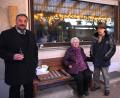 Bild: fvo
Bürgermeister Josef Beimler (links) stößt auf das Wohl von Andreas Gallitzendörfer (rechts) an, der 85 Jahre ist. Mit dabei Gallitzendörfers Ehefrau Marlene (Mitte).